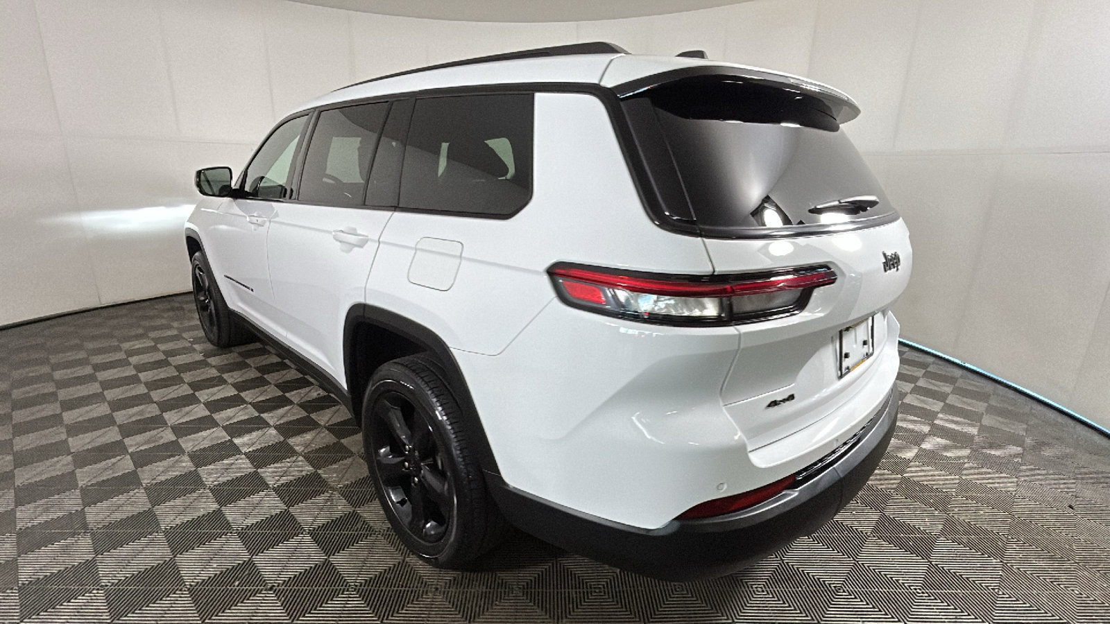 Used 2023 Jeep Grand Cherokee L Altitude AWD/4WD image 5