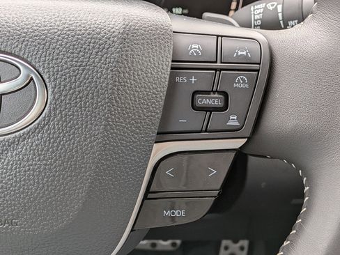 Used 2025 Toyota Camry SE w/ Convenience Package image 19