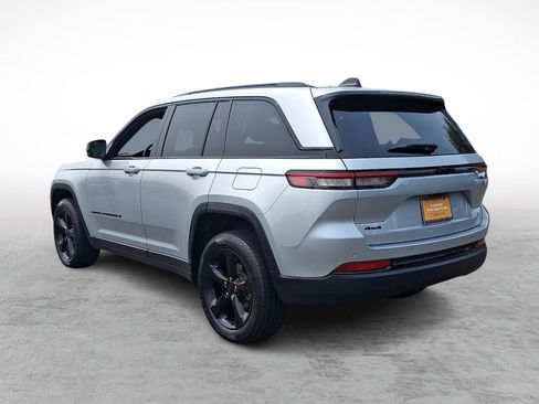 Used 2023 Jeep Grand Cherokee Altitude AWD/4WD image 3