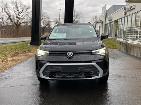 New 2026 Volkswagen Taos SE image 2