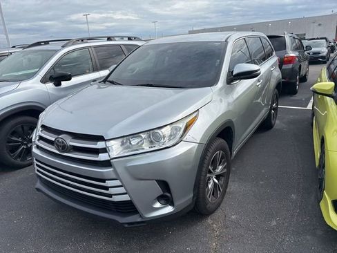 Used 2018 Toyota Highlander LE FWD image 3