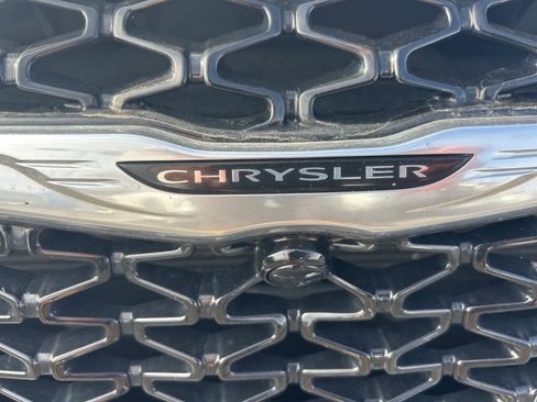 Used 2023 Chrysler Pacifica Touring-L image 8