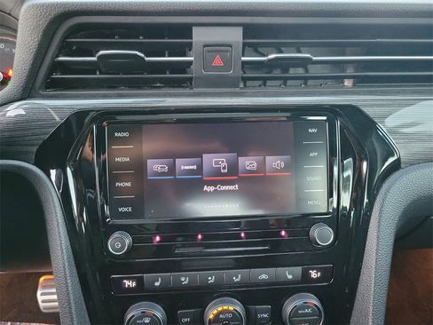 Certified 2022 Volkswagen Passat 2.0T R-Line image 22