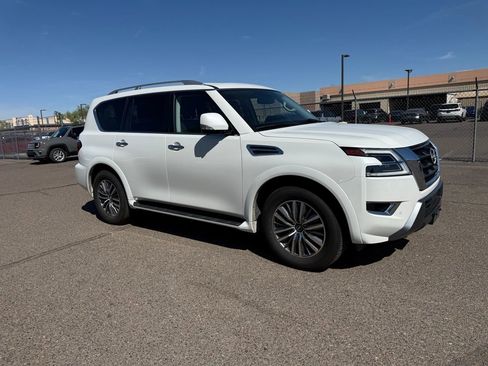 Used 2024 Nissan Armada SL w/ Captain's Chairs Package image 3