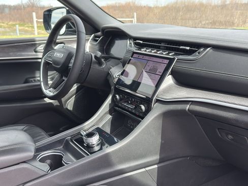 Used 2024 Jeep Grand Cherokee Limited w/ Luxury Tech Group II image 29