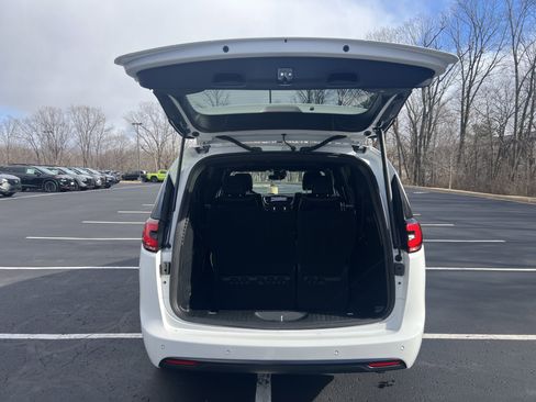 Used 2023 Chrysler Pacifica Limited w/ Uconnect Theater Family Group image 31