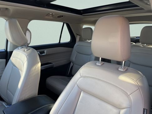 Used 2022 Ford Explorer XLT w/ Equipment Group 202A image 17