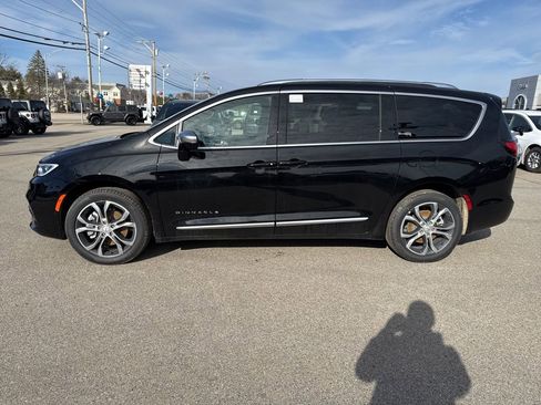 New 2026 Chrysler Pacifica Pinnacle image 2