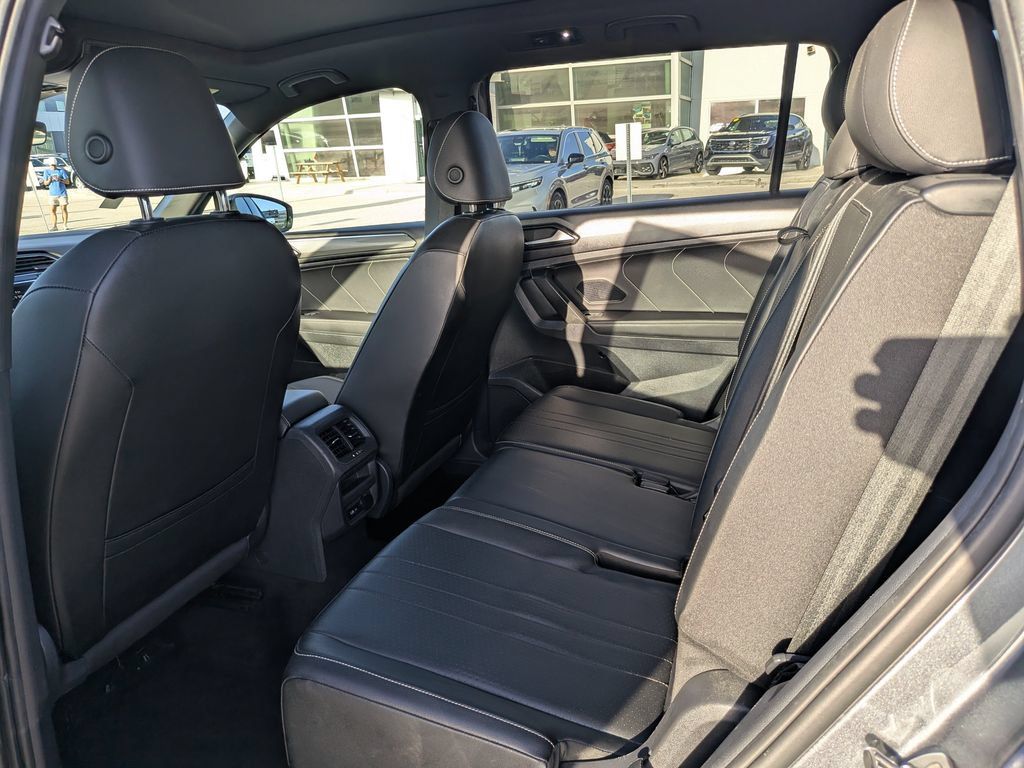Certified 2022 Volkswagen Tiguan SE R-Line FWD image 15