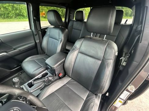 Used 2020 Toyota Tacoma TRD Off-Road w/ TRD Premium Off Road Package AWD/4WD image 27
