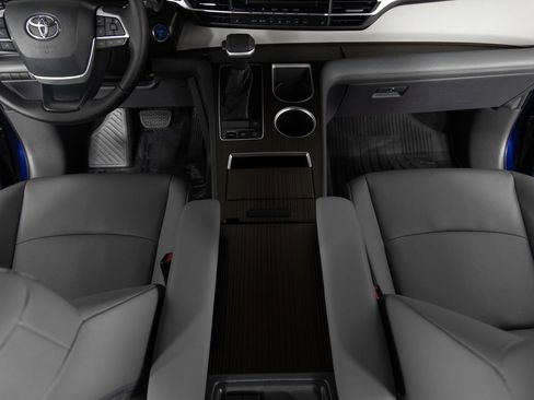 Used 2023 Toyota Sienna XLE image 38