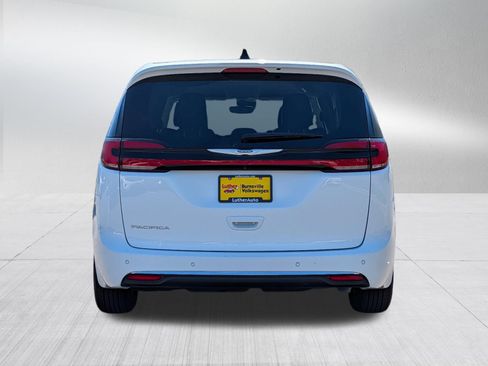 Used 2024 Chrysler Pacifica Touring-L FWD image 6