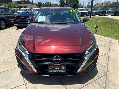 Used 2025 Nissan Altima 2.5 SV FWD image 2
