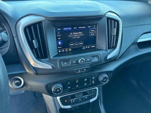 Used 2024 GMC Terrain SLE image 11