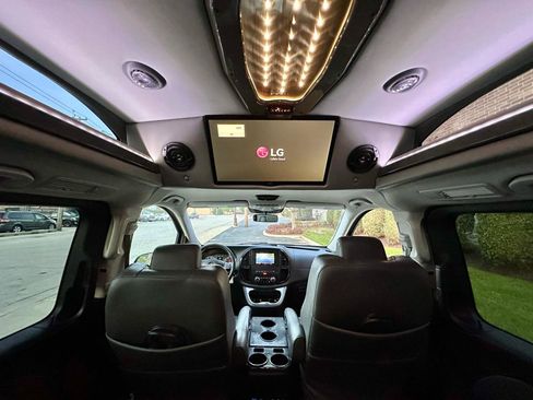 Used 2018 Mercedes-Benz Metris Passenger image 61