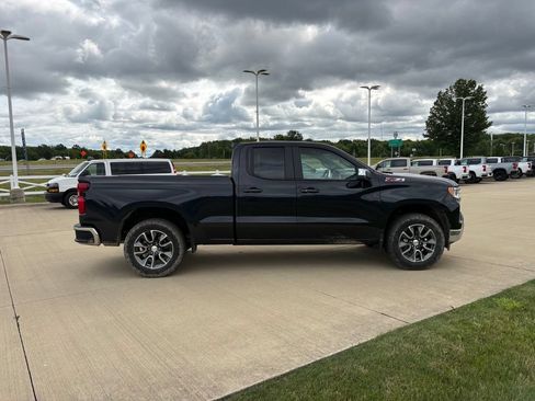 Used 2023 Chevrolet Silverado 1500 LT AWD/4WD image 7