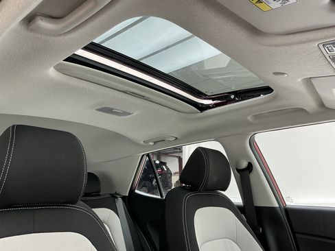 Used 2025 Hyundai Venue SEL image 25