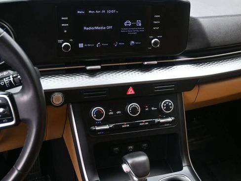 Used 2023 Kia Carnival LX w/ Paint Protection Package FWD image 13