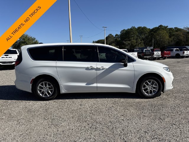 Used 2026 Chrysler Pacifica Select FWD image 3
