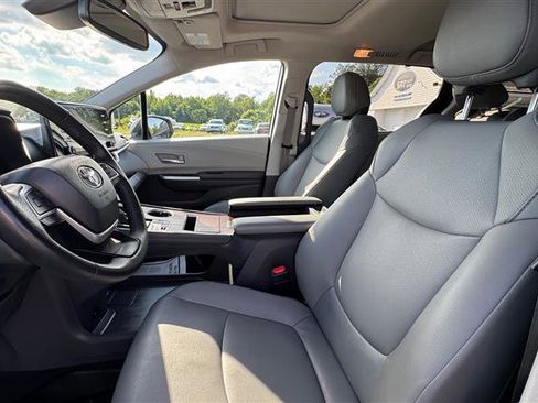 Used 2023 Toyota Sienna XLE AWD/4WD image 37