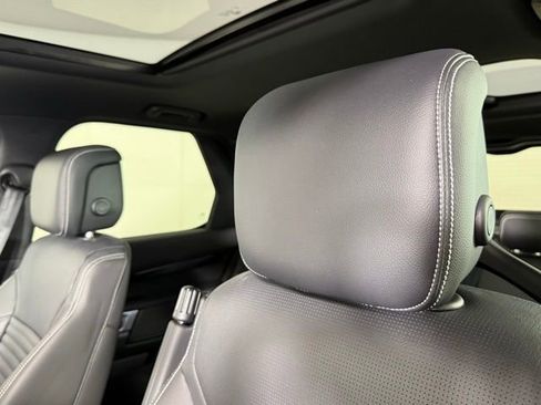 Used 2025 Land Rover Discovery S image 16