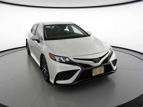 Used 2023 Toyota Camry SE image 3