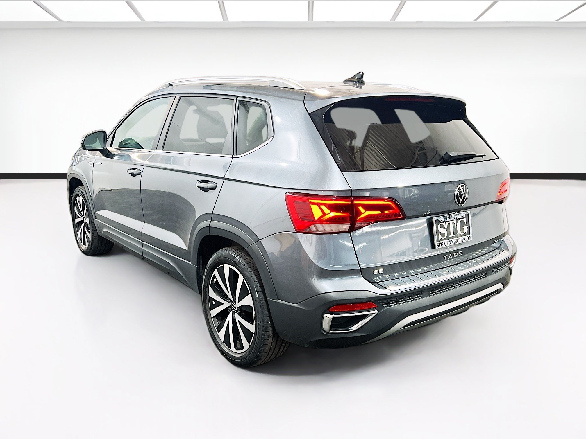 Used 2023 Volkswagen Taos SE w/ Panoramic Sunroof Package AWD/4WD image 6