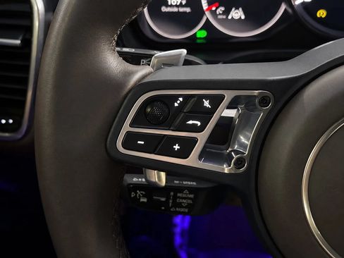 Used 2020 Porsche Cayenne Turbo AWD/4WD image 30