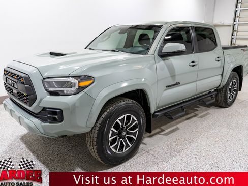 Used 2022 Toyota Tacoma TRD Sport w/ Technology Package RWD image 2