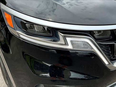 Used 2024 Kia Carnival LX FWD image 33