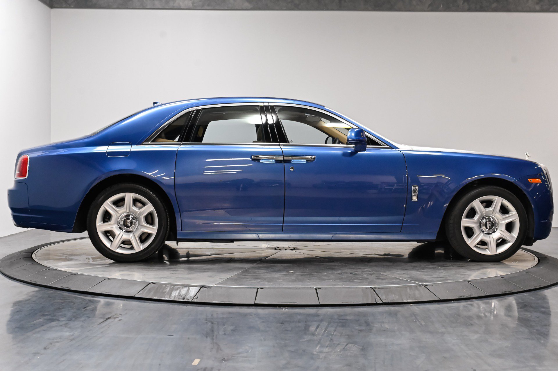 Used 2012 Rolls-Royce Ghost RWD image 16