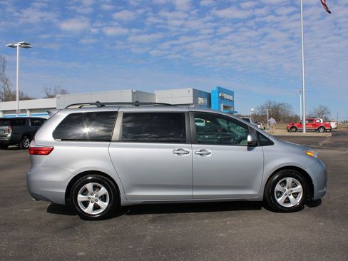 Used 2015 Toyota Sienna LE image 11