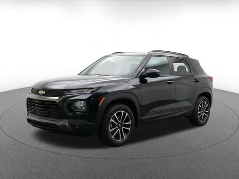Used 2025 Chevrolet TrailBlazer LT FWD image 3