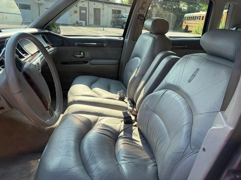 Used 1995 Lincoln Town Car Signature RWD image 24