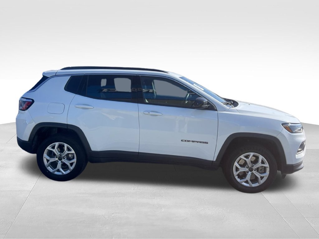 Used 2025 Jeep Compass Latitude w/ Sun & Sound Group AWD/4WD image 14