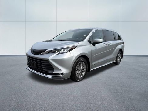 Used 2021 Toyota Sienna XLE FWD image 2