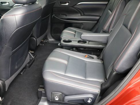 Used 2019 Toyota Highlander SE AWD/4WD image 26