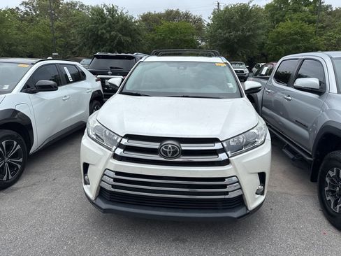 Used 2017 Toyota Highlander Limited FWD image 2