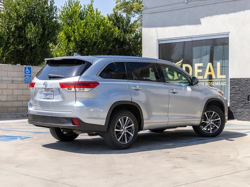Used 2018 Toyota Highlander XLE FWD image 13