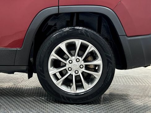 Used 2019 Jeep Cherokee Latitude Plus w/ Comfort/Convenience Group FWD image 35