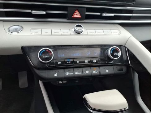 Used 2025 Hyundai Elantra Limited FWD image 28