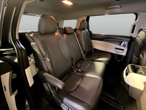 Used 2023 Kia Carnival LX FWD image 38