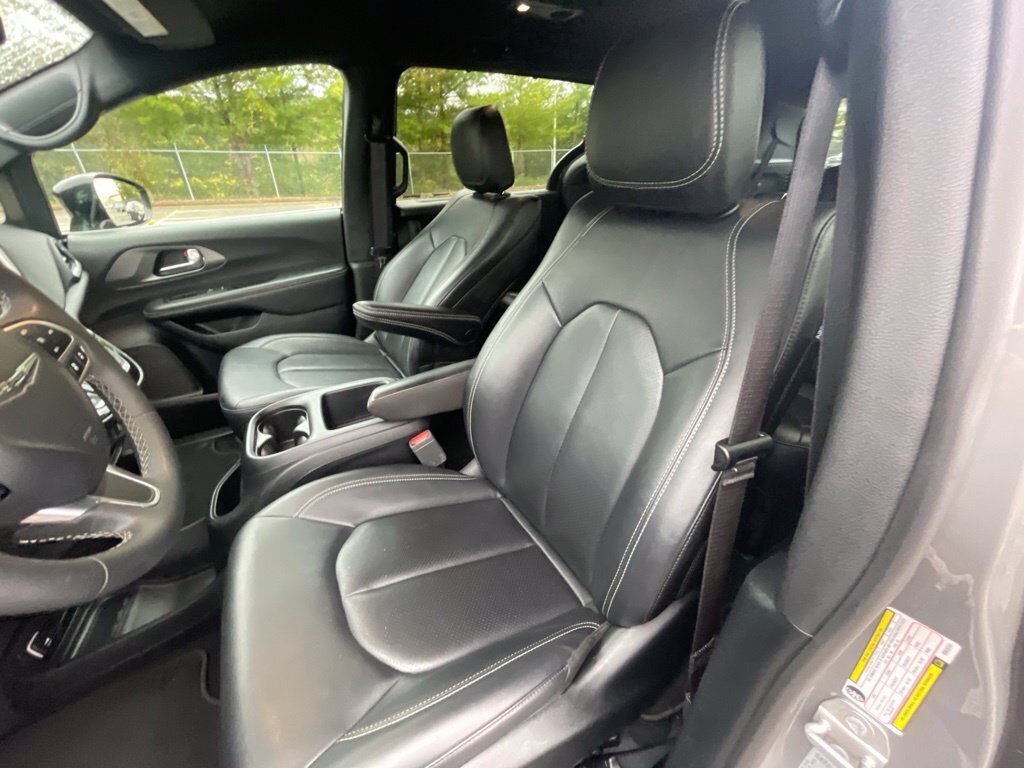 Used 2025 Chrysler Pacifica Select FWD image 19