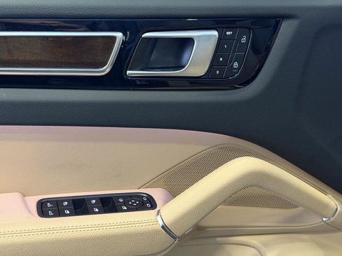 Used 2022 Porsche Cayenne Platinum Edition image 12