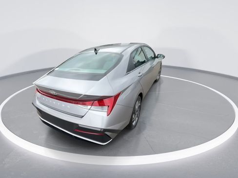 Used 2025 Hyundai Elantra SEL image 8