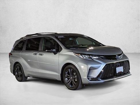 Used 2025 Toyota Sienna XSE image 3