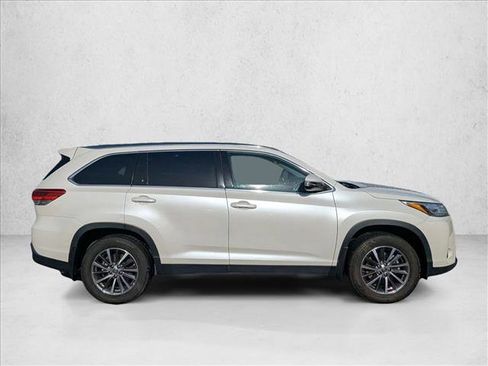 Used 2019 Toyota Highlander XLE image 4