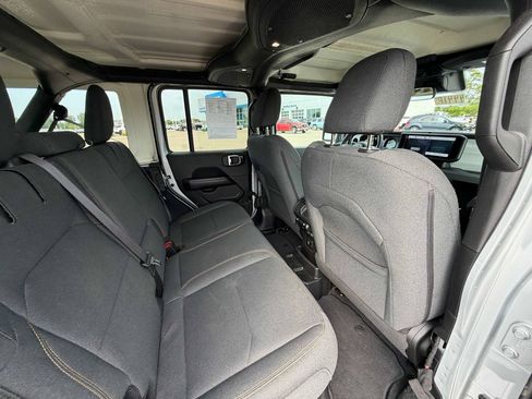 Used 2024 Jeep Wrangler Unlimited Sahara AWD/4WD image 25