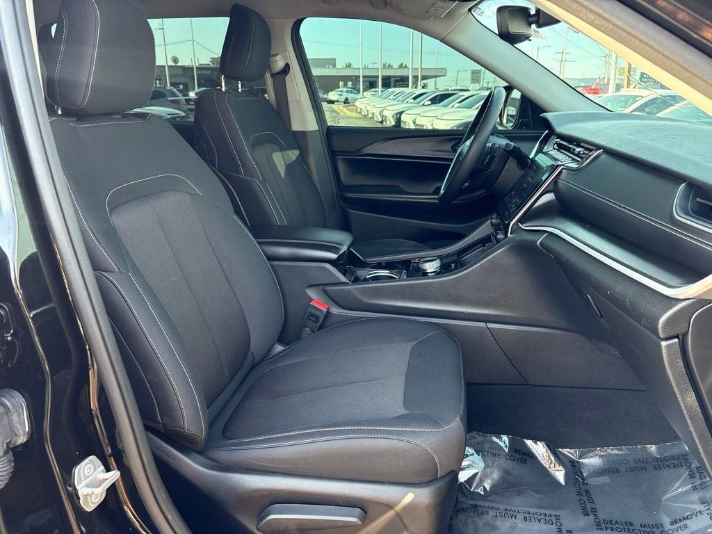 Used 2023 Jeep Grand Cherokee L Laredo AWD/4WD image 31