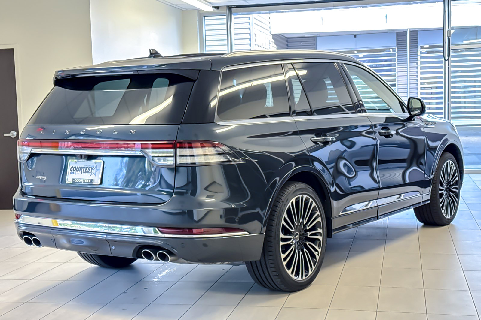 Certified 2023 Lincoln Aviator Black Label w/ Dynamic Handling Package AWD/4WD image 4